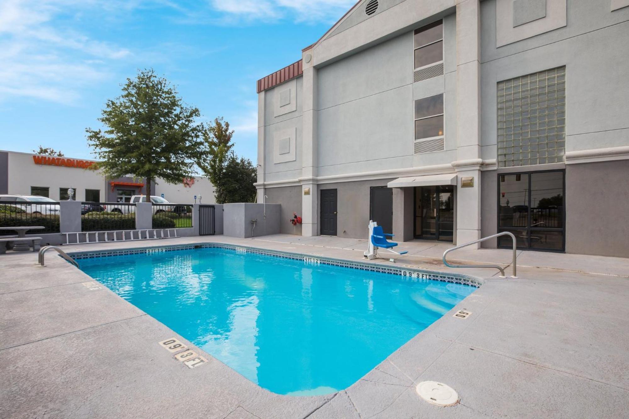 Red Roof Inn & Suites Newnan Exterior foto